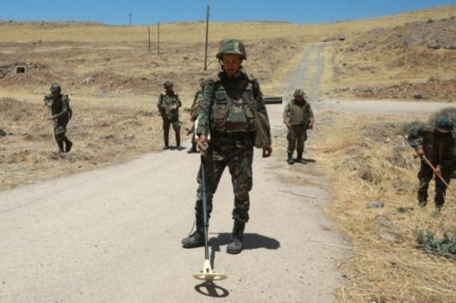 جنود سوريون من التشكيلات الهندسية التابعة للجيش يشاركون في تدريب على نزع الالغام قرب العاصمة دمشق في 27 يونيو 2019.
