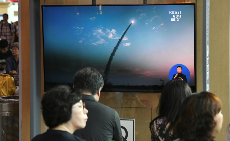 كوريون جنوبيون يتابعون في سيول تقريرا تلفزيونيا حول إجراء كوريا الشمالية اختبارا صاروخيا في 6 أغسطس 2019 