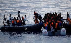 السلطات التونسية تسمح بدخول مهاجرين عالقين على الحدود الليبية