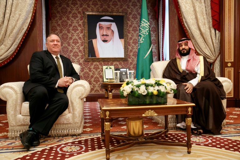 وليّ العهد السعودي الأمير محمّد بن سلمان مجتمعًا مع وزير الخارجيّة الأميركي مايك بومبيو، في جدّة، في 24 يونيو 2019 