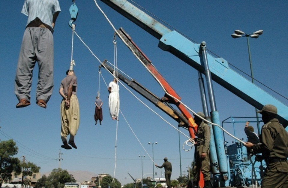 إعدامات على الملأ في إيران