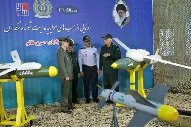 وزير الدفاع الإيراني العميد أمير حاتمي خلف الصواريخ الجديدة أثناء حفل إزاحة الستار عنها في طهران