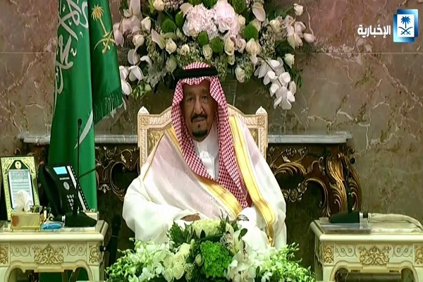 الملك سلمان بن عبد العزيز خلال استقباله الأمراء والعلماء وقادة القطاعات العسكرية