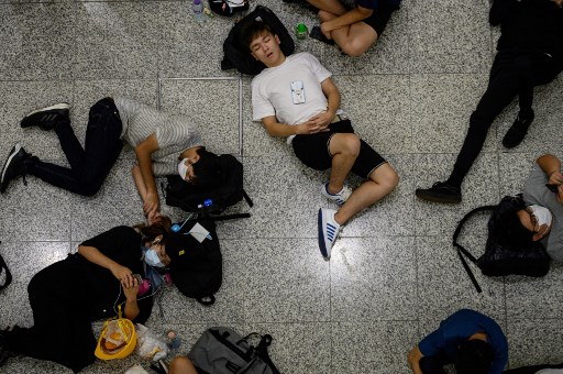 محتجون يفترشون ارضية المطار في هونغ كونغ