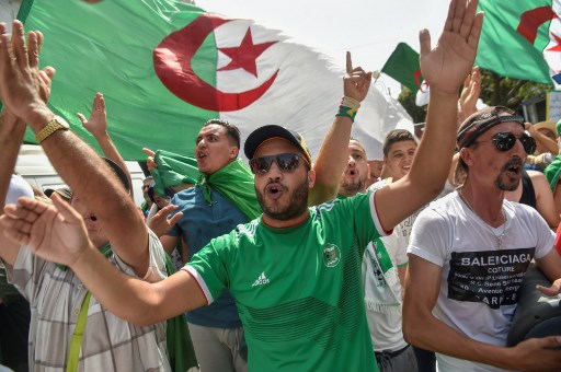 طلاب جزائريون يعرقلون اجتماعاً لهيئة الحوار الوطني