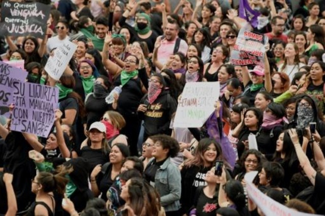 آلاف المكسيكيات يتظاهرن احتجاجًا على اغتصاب عناصر من الشرطة قاصرات