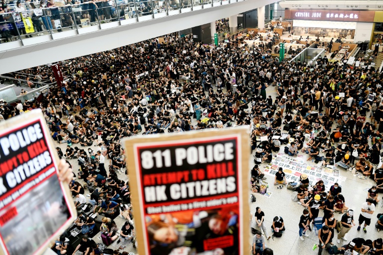 متظاهرون في مطار هونغ كونغ للتنديد بعنف الشرطة بتاريخ 12 أغسطس 2019 