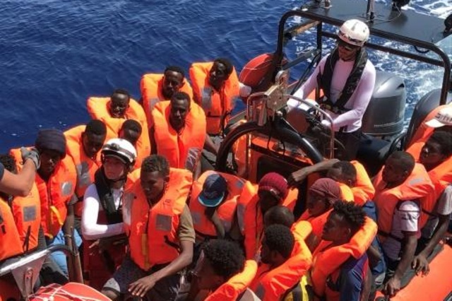 أوشن فايكينغ تنفّذ عملية إنقاذ إضافية وبات على متنها 356 مهاجراً