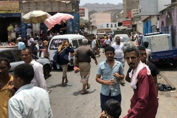 يمنيون في أحد أسواق مدينة عدن - 11 أغسطس 2019