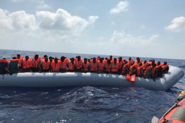  كانت بينتو، الأم الشابة القادمة من ساحل العاج مع طفلين يبلغان عاماً وثلاثة أعوام، مستعدة للموت في البحر، بدل العودة إلى الخلف، في رحلة عبورها من الجحيم الذي عاشته في ليبيا، وها هي اليوم على متن السفينة 