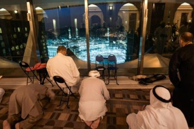 مسلمون يؤدون الصلاة في فندق فخم مطل على الكعبة في مكة المكرمة قبل بدء الحج في 8 أغسطس 2019