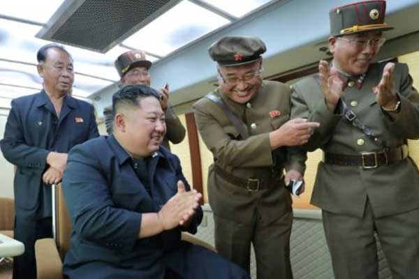 صورة وزعتها وكالة الأنباء المركزية الشمالية في 16 أغسطس للزعيم الكوري الشمالي يشرف على اختبار سلاح جديد