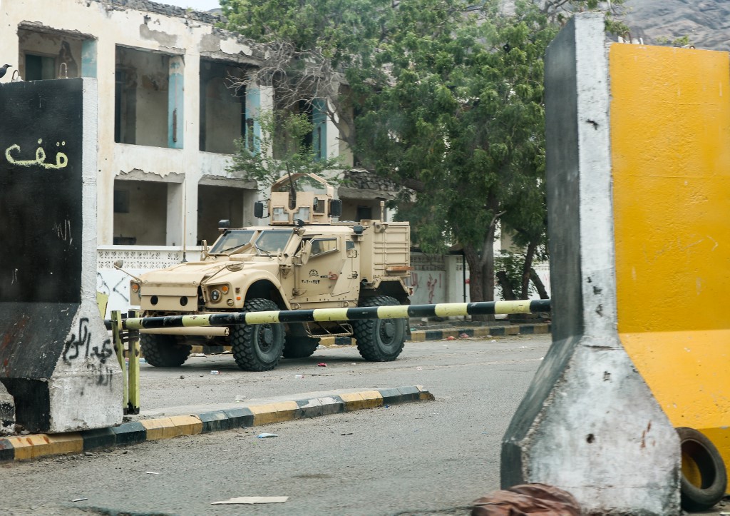 مدرعة قرب البنك المركزي في عدن بعد انسحاب القوات الانفصالية