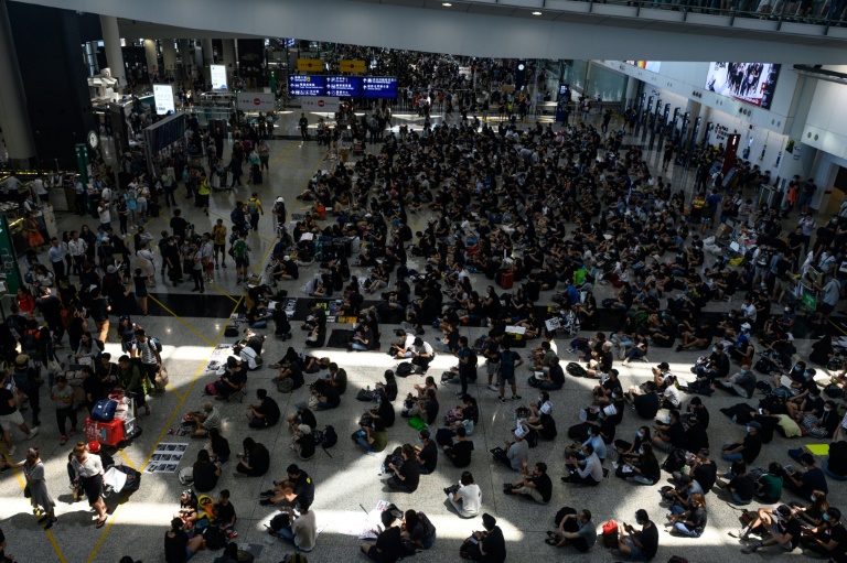متظاهرون في مطار هونغ كونغ الثلاثاء 13 آب/أغسطس 2019