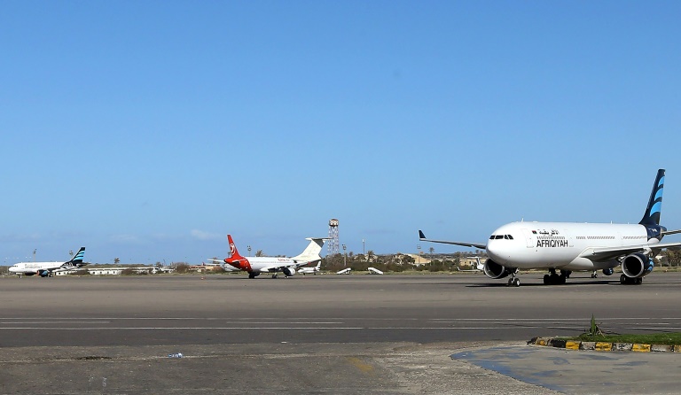 صورة التقطت في 08 نيسان/أبريل 2019 لطائرات في مطار معيتيقة الدولي في العاصمة الليبية طرابلس.