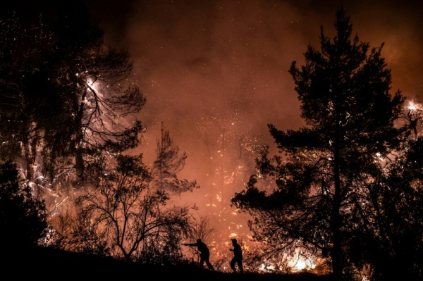 إطفائيون يحاولون السيطرة على حريق قرب قرية ماكريمالي في جزيرة إيفيا اليونانية في 13 أغسطس 2019 