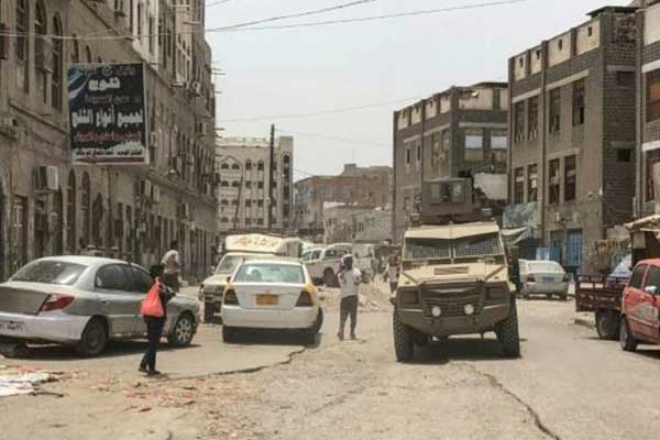 آلية تابعة للانفصاليين الجنوبيين تعبر أحد شوارع عدن، ثاني مدن اليمن، في 11 أغسطس بعد اشتباكات بين الانفصاليين والقوات الموالية للحكومة اليمنية المعترف بها دوليًا