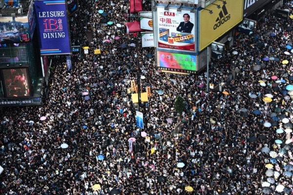 تظاهرة حاشدة في شوارع هونغ كونغ احتجاجا على مشروع قانون يتيح تسليم مطلوبين لبكين في 21 يوليو 2019