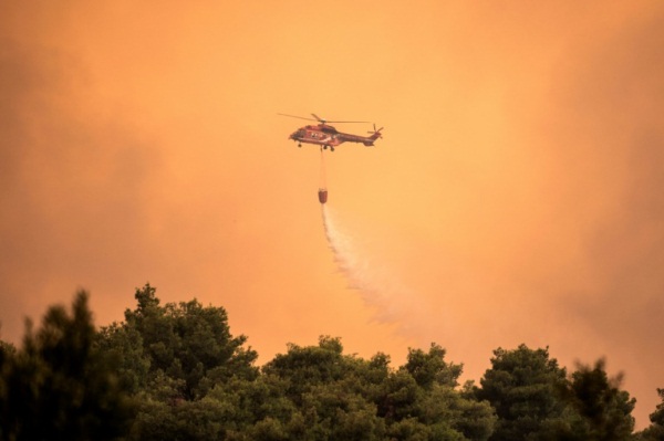  مروحية تعمل على إطفاء حريق ضخم في قربية بساشنا في جزيرة إيفيا اليونانية بتاريخ 13 أغسطس 2019 