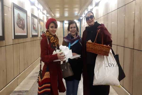 الناشطات الإيرانيات الثلاث أثناء توزيعهن الورود فی مترو طهران