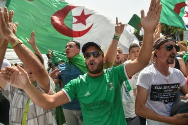 جزائريون يتظاهرون في الجزائر العاصمة ضدّ السلطة