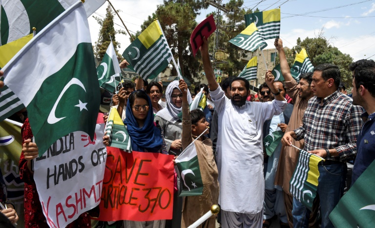 رئيس وزراء باكستان يهاجم المجتمع الدولي بسبب كشمير