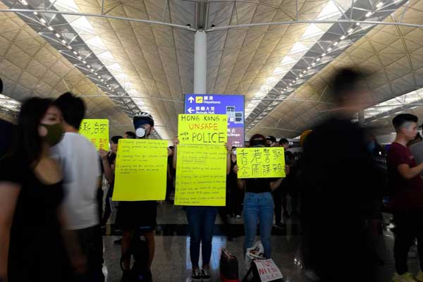 متظاهرون داخل مطار هونغ كونغ