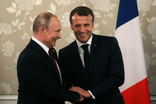 الرئيس الفرنسي ماكرون يصافح نظيره الروسي بوتين خلال لقائهما على هامش قمة مجموعة العشرين في اوساكا 