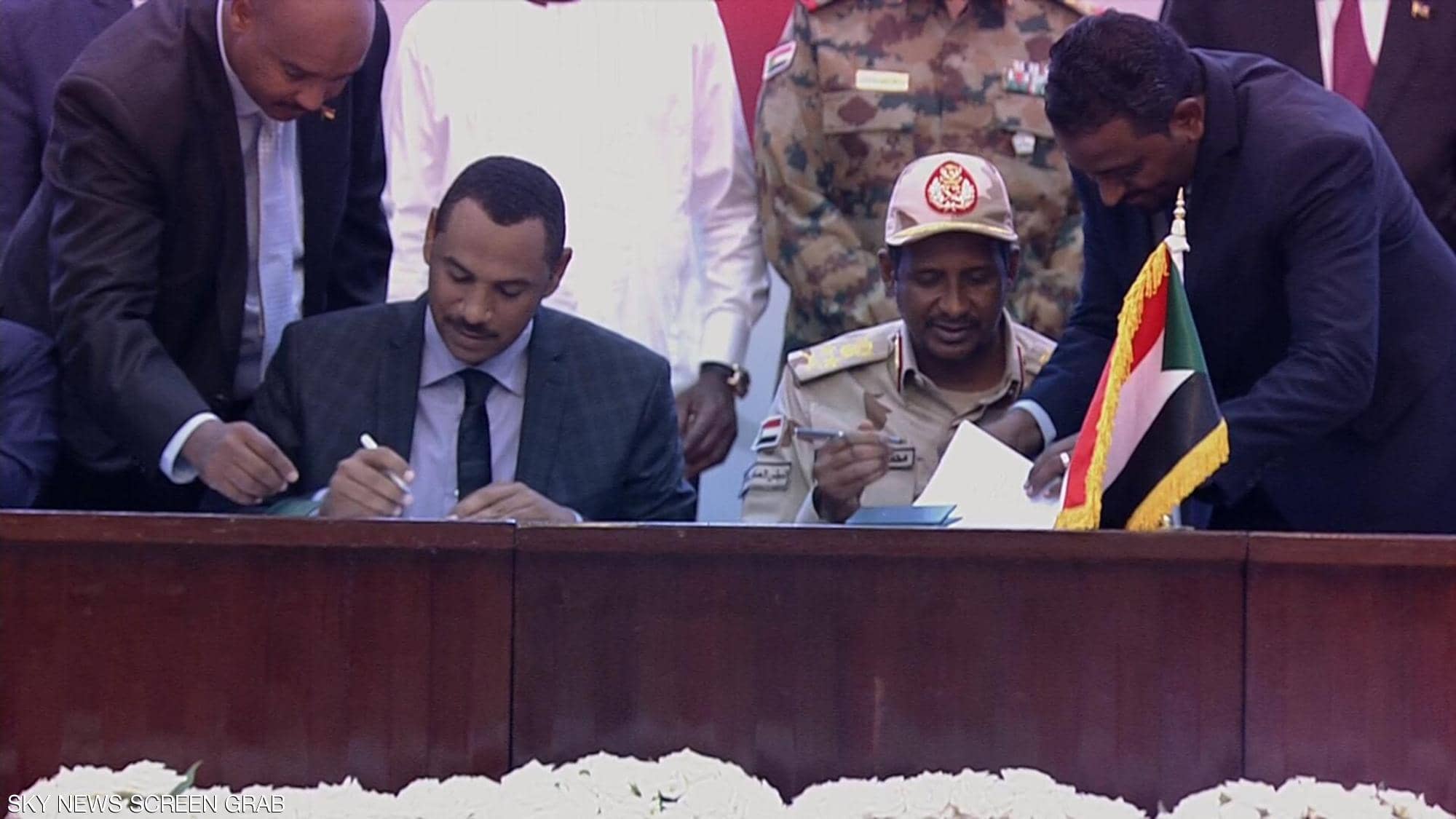 لحظة توقيع الإتفاق التاريخي في السودان