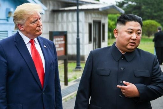 الرئيس الأميركي ترمب وبجانبه الزعيم الكوري الشمالي في المنطقة المنزوعة السلاح بين الكوريتين في 30 يونيو 2019