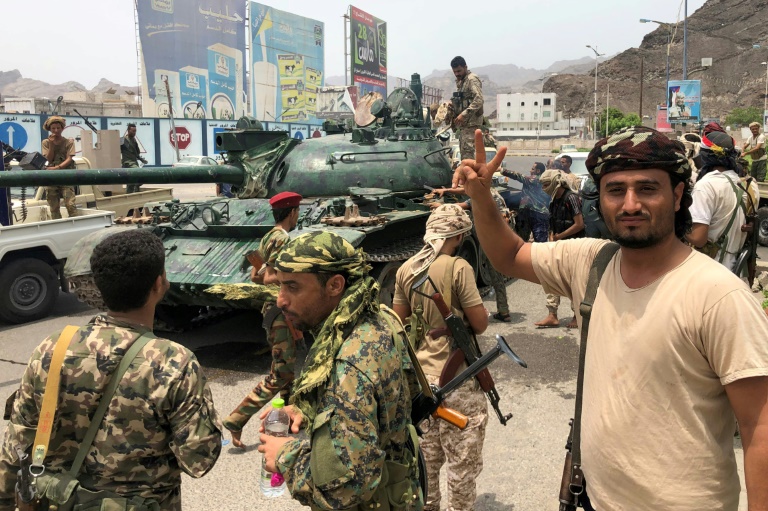 انفصاليون جنوبيون امام دبابة استولوا عليها من قاعدة عسكرية في جنوب مدينة عدن اليمنية في العاشر من اغسطس 2019