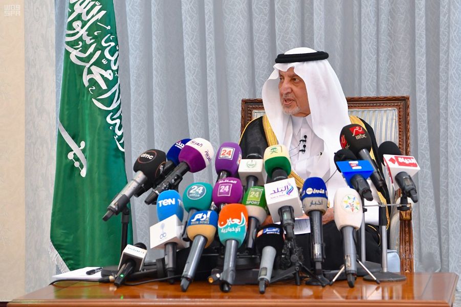 الأمير خالد الفيصل أمير مكة ورئيس اللجنة المركزية للحج يجيب عن أسئلة الصحافيين (واس)