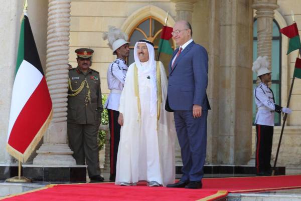 الرئيس صالح مستقبلا أمير الكويت لدى زيارته الأخيرة للعراق
