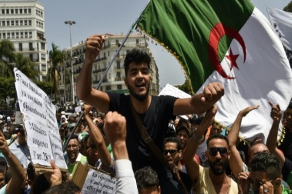 حراك الجزائر يتمسك بإجراء انتخابات رئاسية