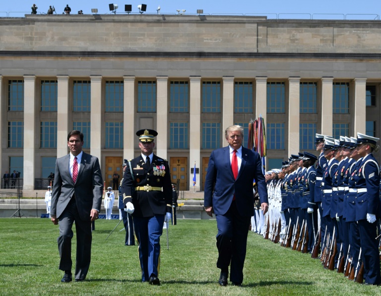 الرئيس الأميركي دونالد ترمب يحضر مراسم استقبال وزير الدفاع الجديد مارك اسبر في البنتاغون في واشنطن