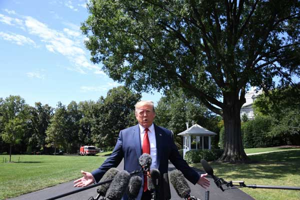 الرئيس الأميركي دونالد ترمب متحدثًا إلى الصحافيين في حديقة البيت الأبيض بتاريخ 21 أغسطس 2019