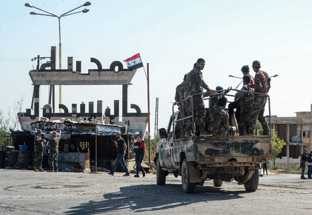 جنود النظام السوري وسط خان شيخون بعد السيطرة عليها يوم الخميس