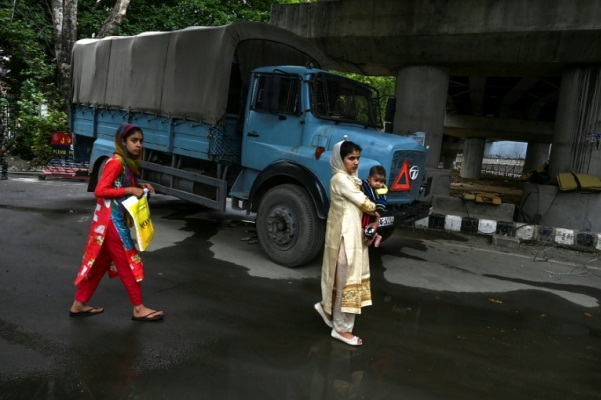 مارة في أحد شوارع سريناغار حيث تنتشر بكثافة عربات وعناصر أمن، في 17 أغسطس 2019