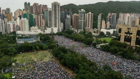 أكثر من 100 ألف شخص يتظاهرون في هونغ كونغ