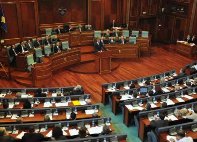 النواب الكوسوفيون يقررون حل البرلمان في كوسوفو