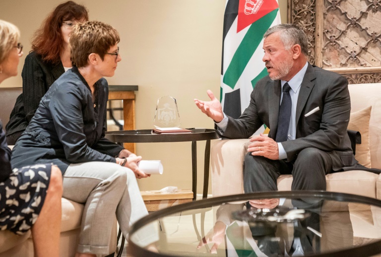وزيرة الدفاع الألمانية أنغريت كرامب - كارنباور تتحادث مع العاهل الأردني الملك عبد الله الثاني خلال استقبالها في قصره في عمان في 19 أغسطس 2019