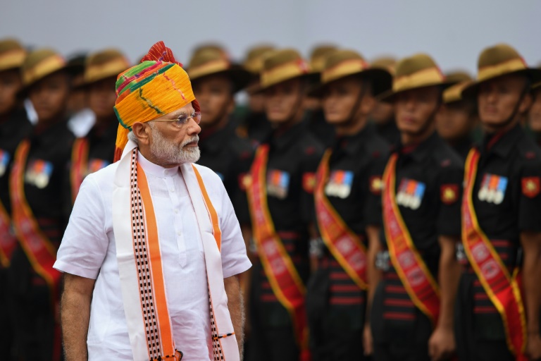 رئيس الوزراء الهندي نارندرا مودي يستعرض حرس الشرف خلال الاحتفالات بيوم الاستقلال ال73 في نيودلهي في 15 أغسطس 2019