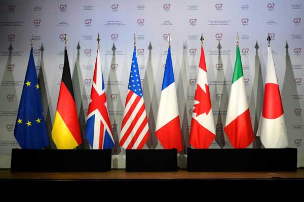 أعلام دول مجموعة السبع مع علم الاتحاد الأوروبي خلال لقاء تحضيري لقمة بياريتس بتاريخ 5 أبريل 2019 في دينار في فرنسا 