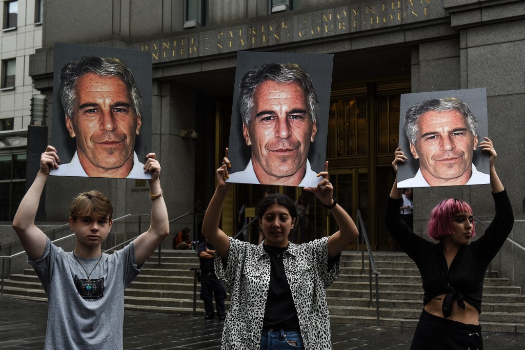 نشطاء يرفعون صور ابستين أمام المحكمة