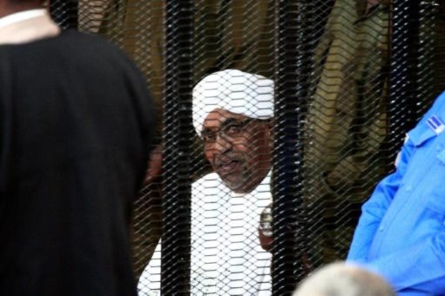 دفاع الرئيس السوداني المعزول يطالب بالإفراج عنه بكفالة