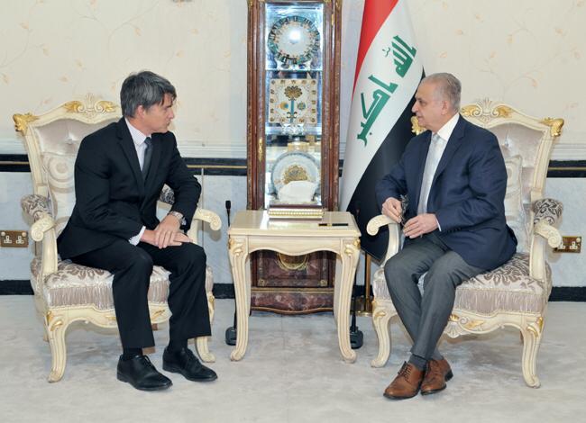 وزير الخارجية العراقي مجتمعا مع القائم بالاعمال الاميركي لدى بغداد براين مكفيترز