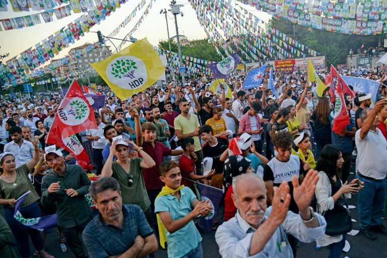 الحكومة التركية تقيل رؤساء بلديات موالين للأكراد
