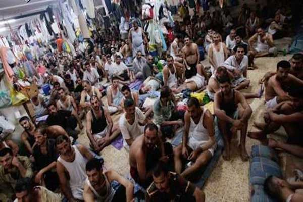 معتقلون عراقيون حشروا في إحدى قاعات سجن