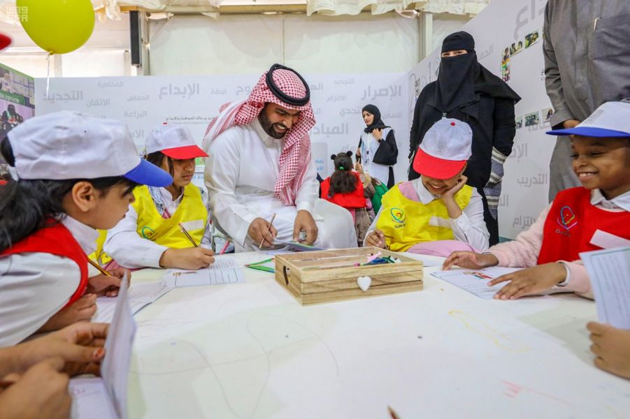 وزير الثقافة السعودي رفقة طلاب خلال زيارته لمعرض الرياض الدولي للكتاب (واس)