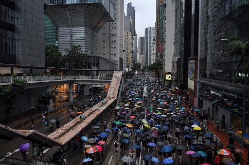 مئات الالاف في مسيرات سلمية مؤيدة للديموقراطية في هونغ كونغ